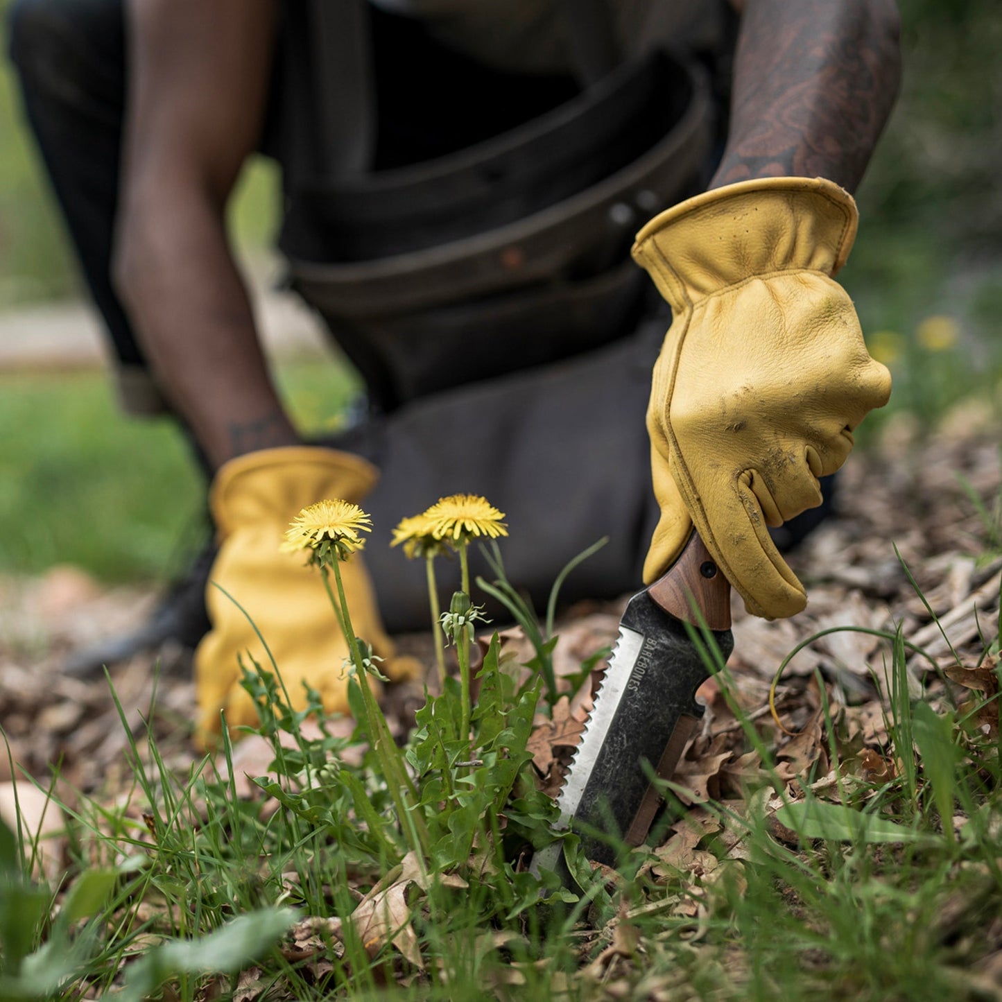 Hori Hori Classic Gardening Tool | Stainless Steel, Serrated Blade & Comfortable Walnut Handle for Digging and Weeding